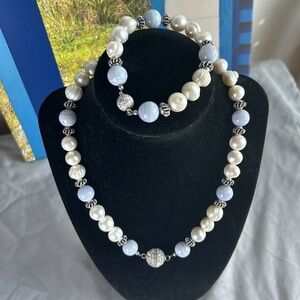 Women’s elegant necklace and bracelet